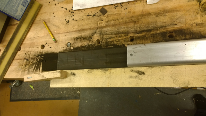 Sanding bar with guide — avoiding edge over-radius